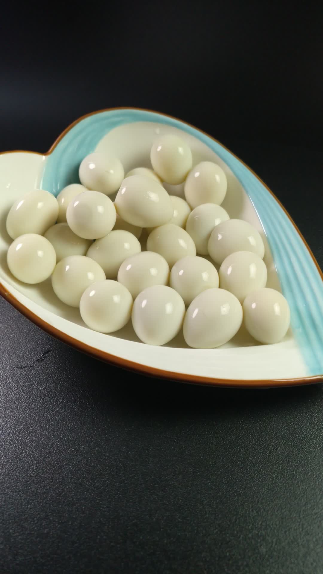 剥壳鹌鹑蛋美食健康食物4K实拍视频视频的预览图
