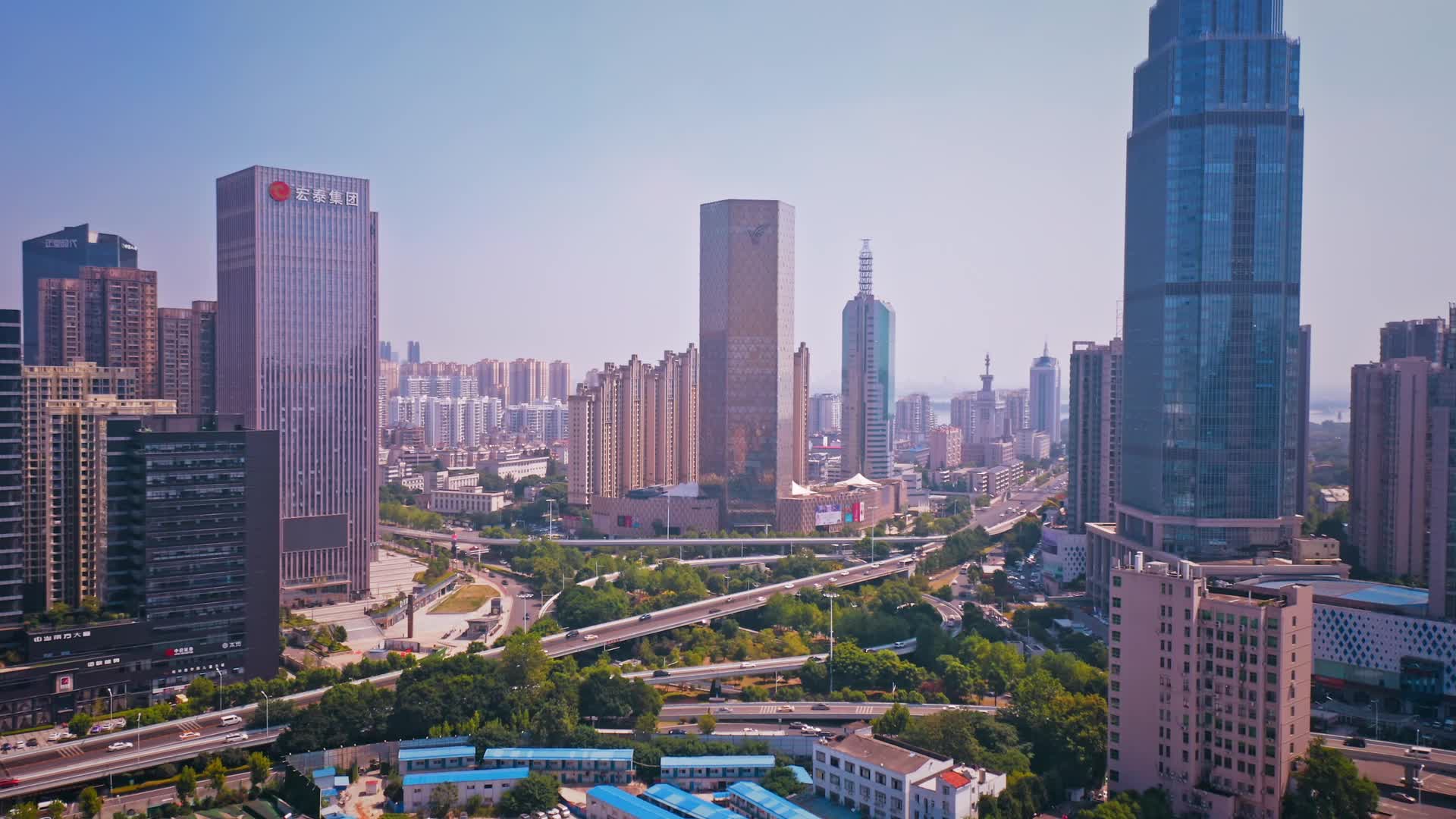武汉城市地标CBD岳家嘴航拍视频的预览图
