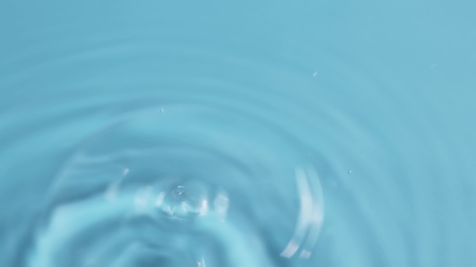 升格慢镜头水资源水元素水酒白酒纯净水视频的预览图