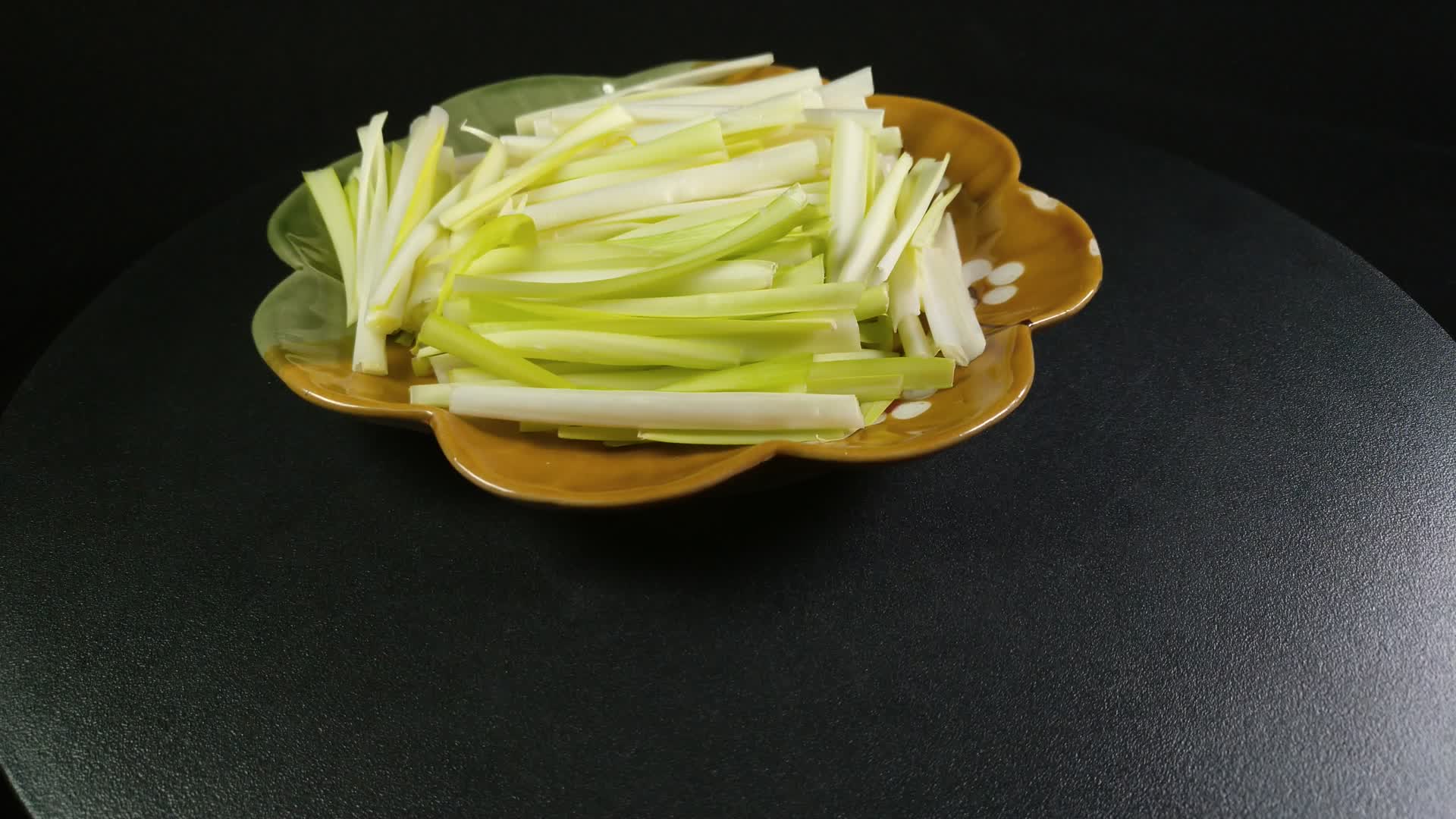 韭黄韭菜蔬菜4K实拍视频视频的预览图