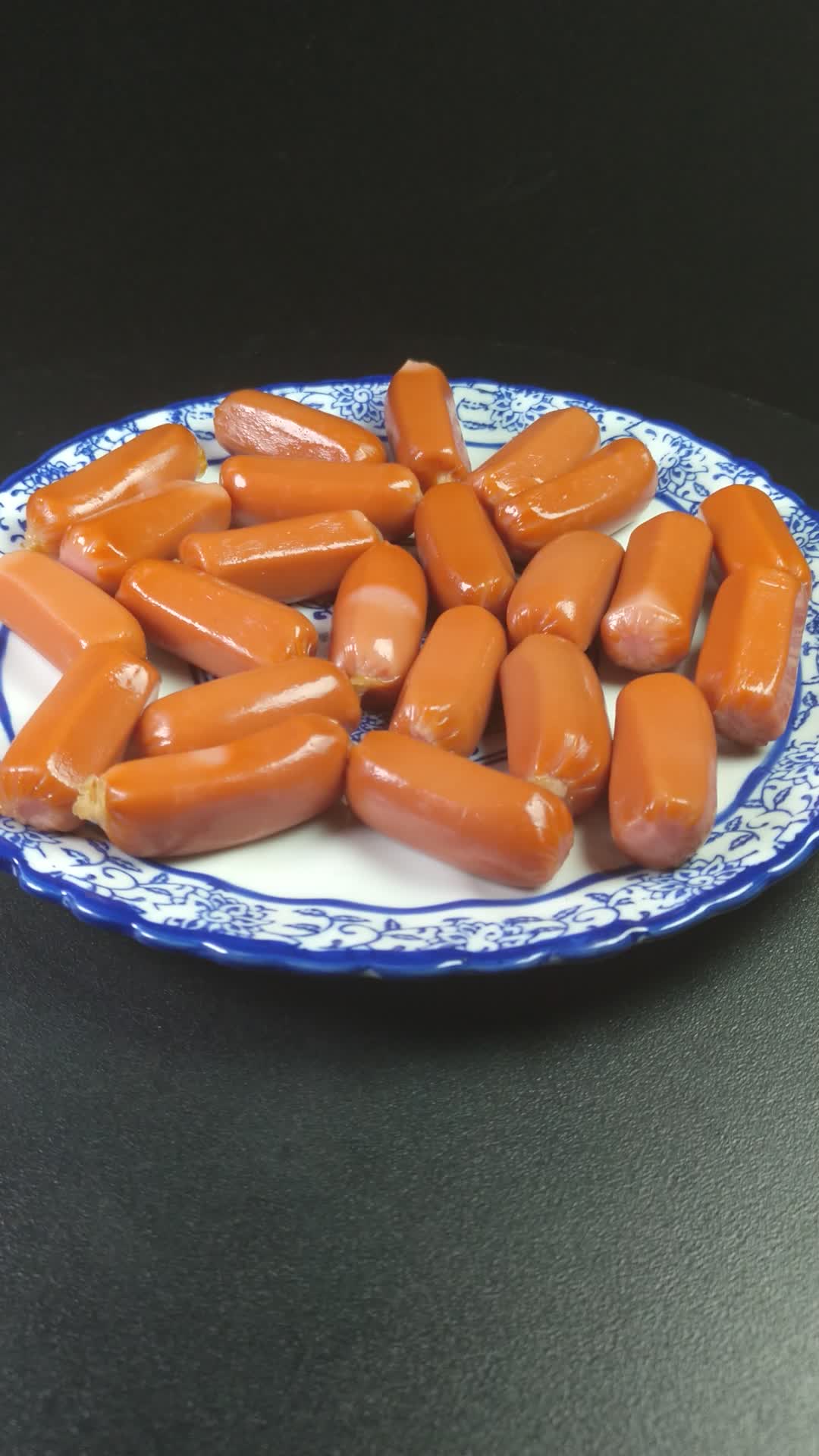 脆皮肠香肠美食食材4K视频视频的预览图