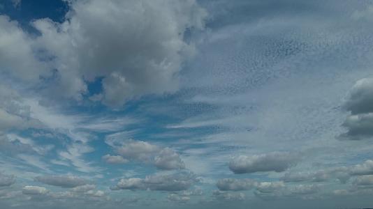 4K航拍棉花白云移动延时风景摄影镜头视频的预览图
