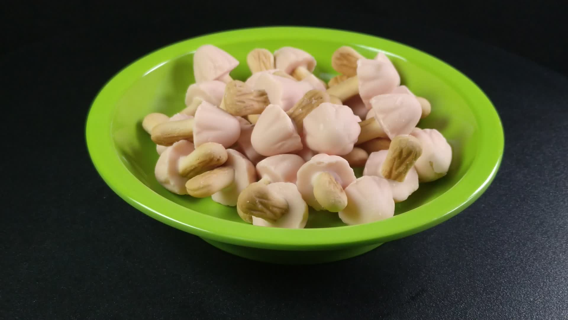 蘑菇巧克力零食4K实拍视频视频的预览图