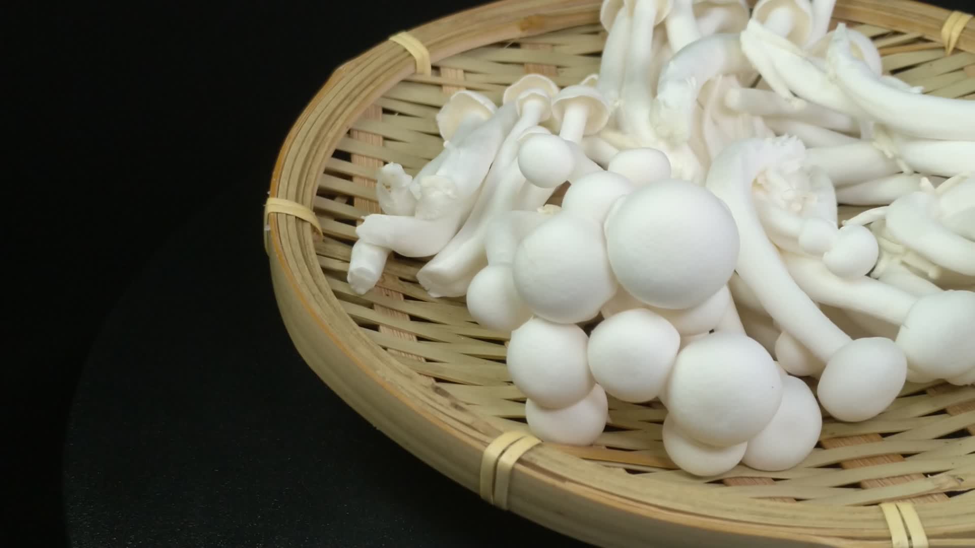 白蘑菇美食4K实拍视频视频的预览图