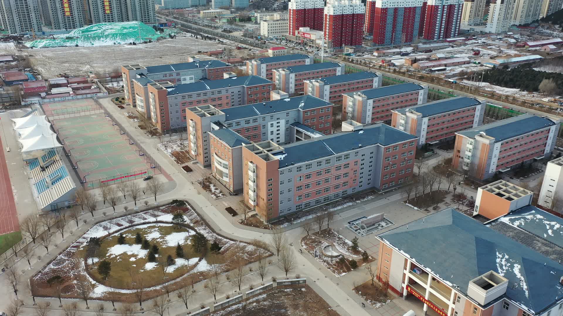 航拍承德市丰宁一中校园建筑环境视频的预览图