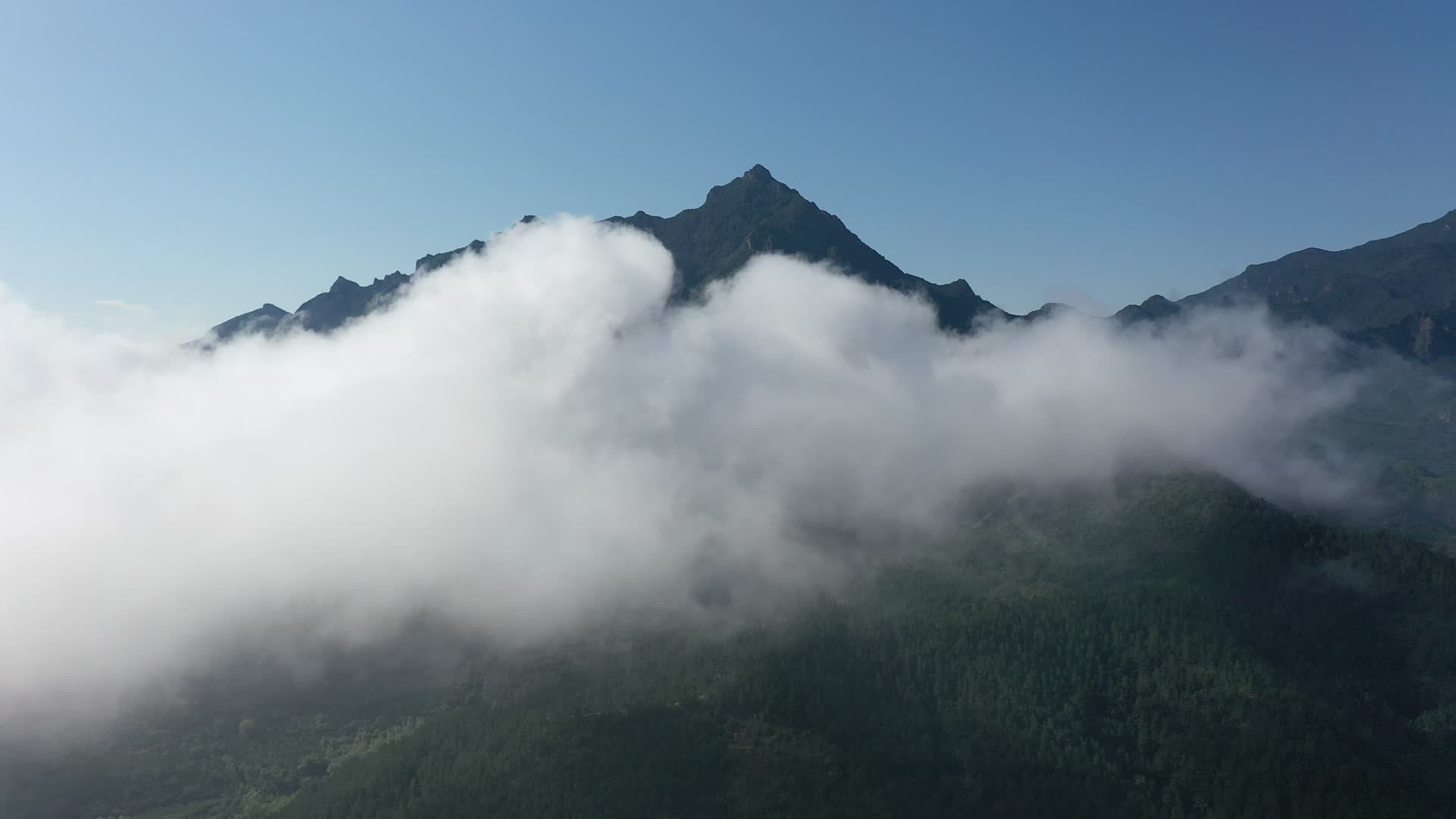航拍森林高山新农村视频的预览图