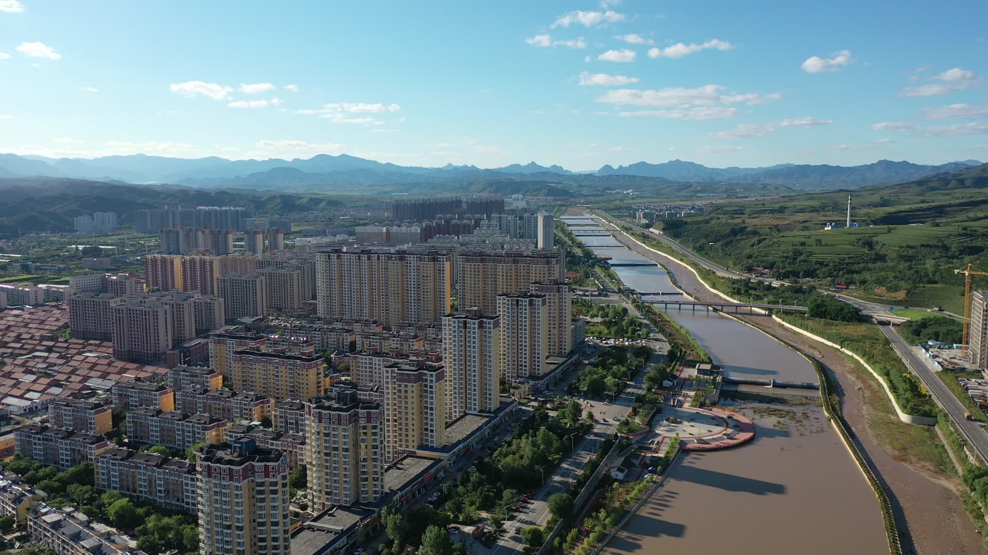 航拍承德市丰宁县潮河流域河道工程建设视频的预览图