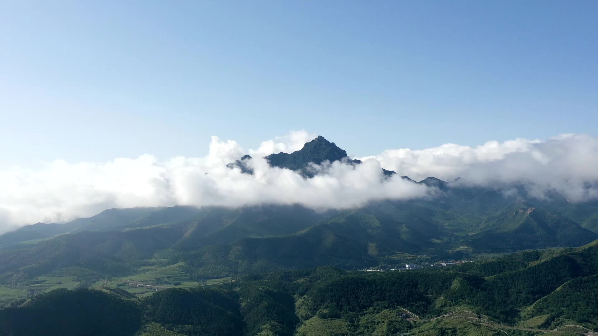 航拍山峰云雾缭绕视频的预览图