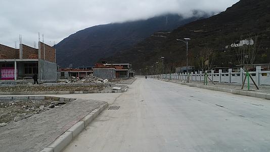 中国南北地理北方平整的水泥路和水泥房子视频的预览图