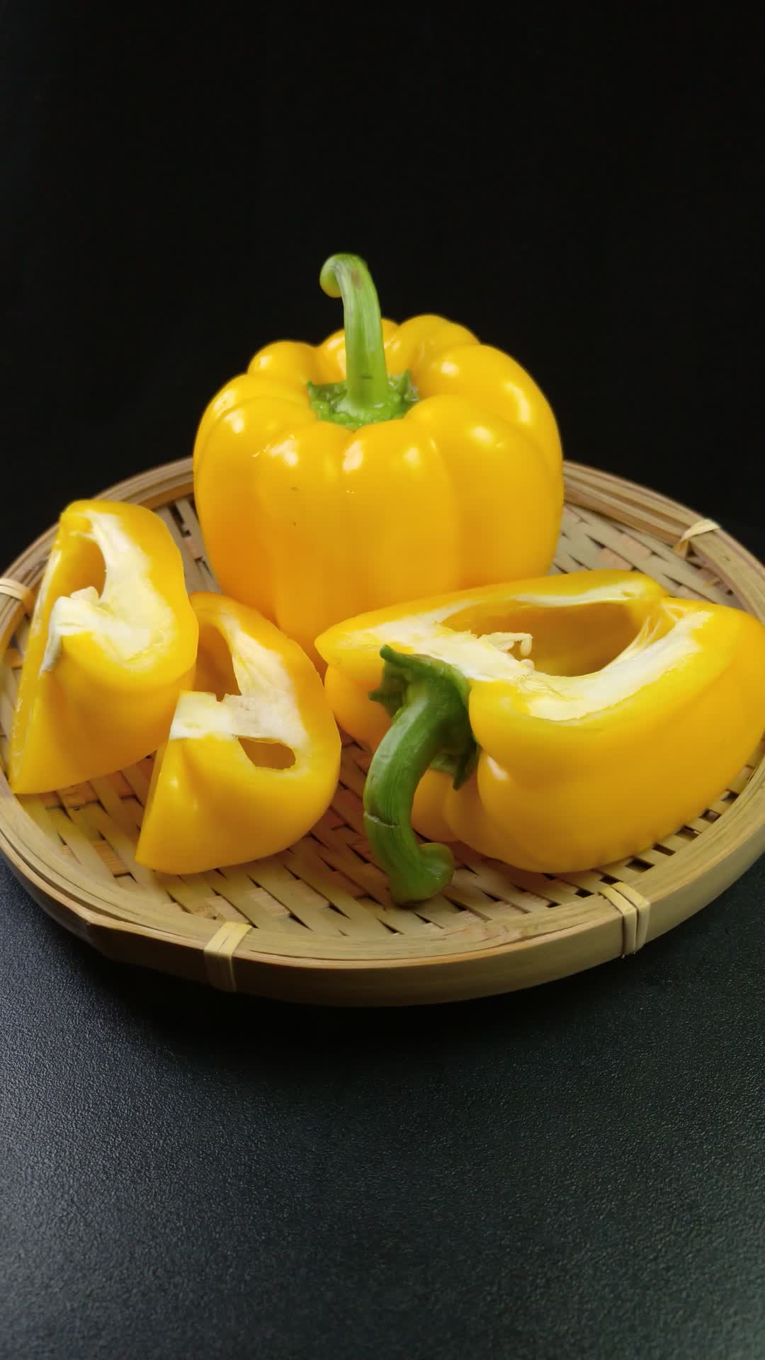 新鲜生态彩色黄辣椒蔬菜美食食材4K实拍视频视频的预览图
