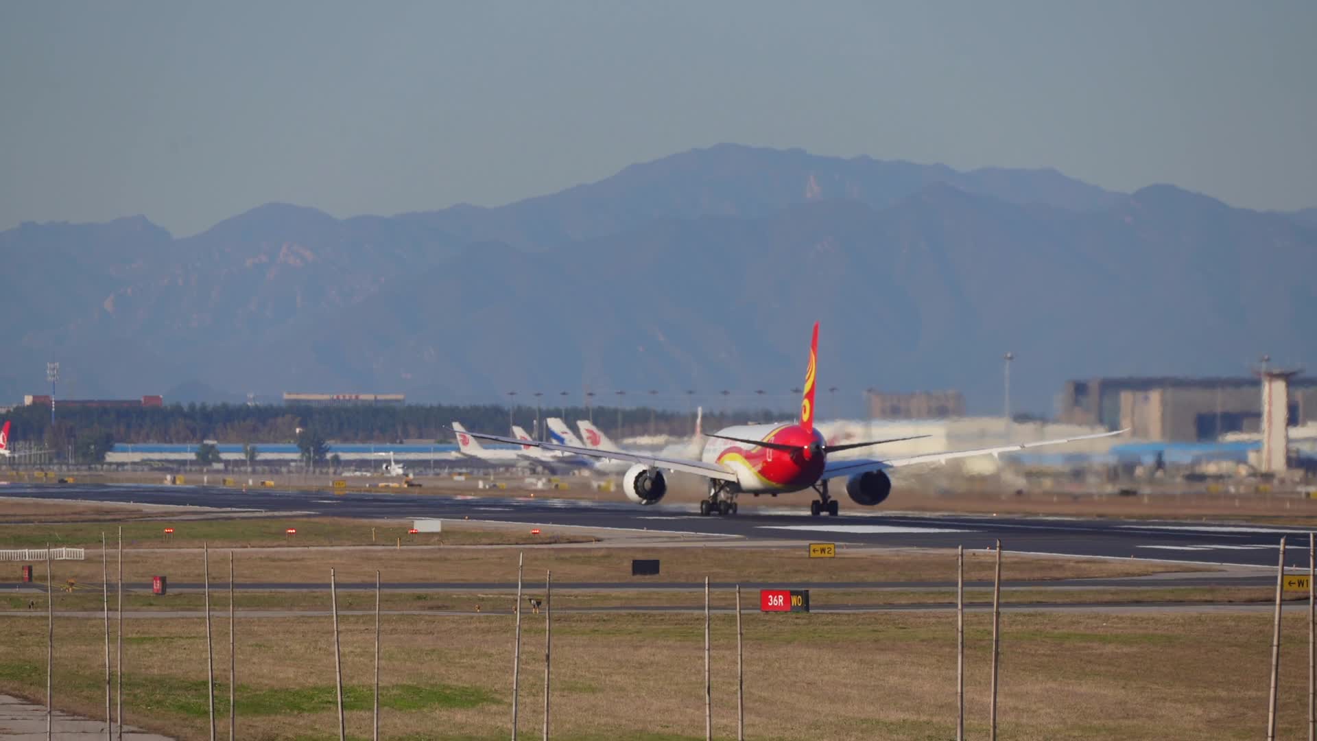 4K实拍日落首都国际机场7879波音跑道起飞视频的预览图