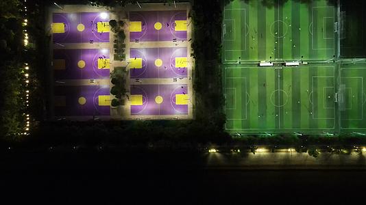 俯拍足球场夜晚踢足球运动视频的预览图