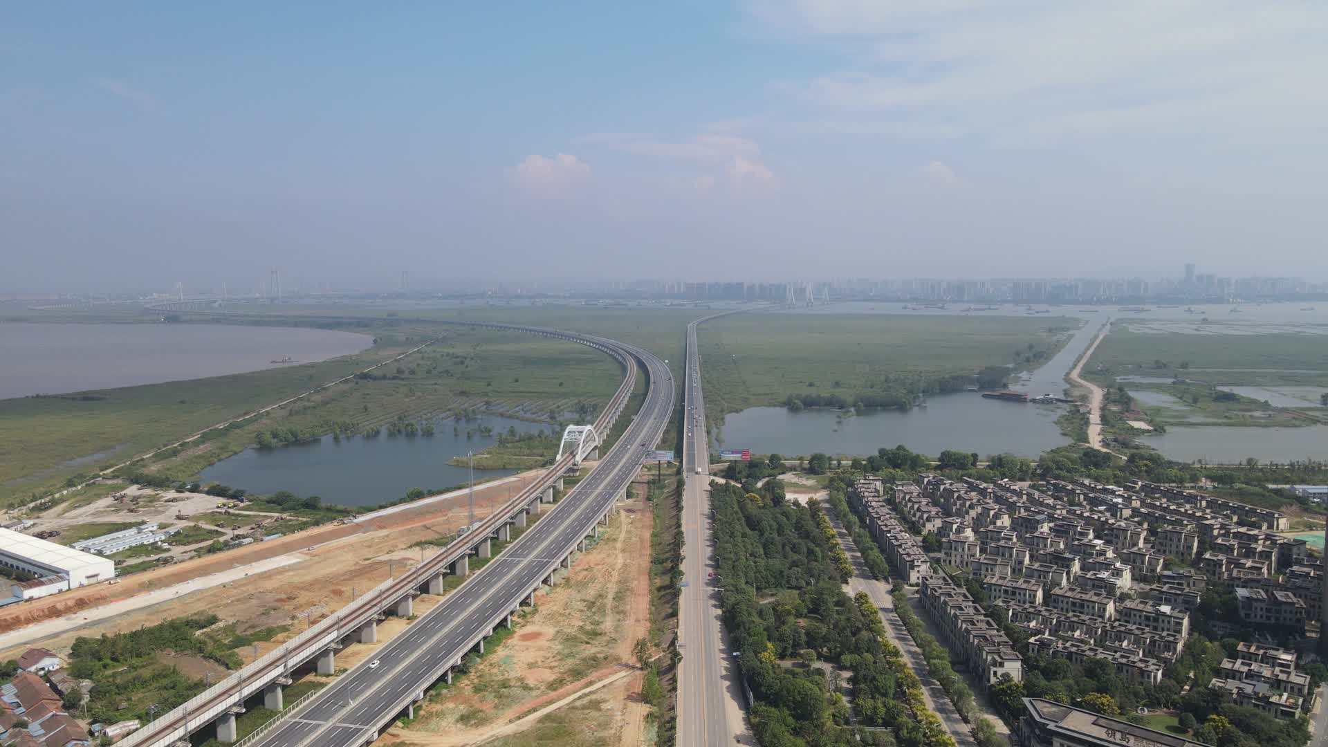 4K航拍湖南岳阳洞庭湖平原桥梁交通视频的预览图