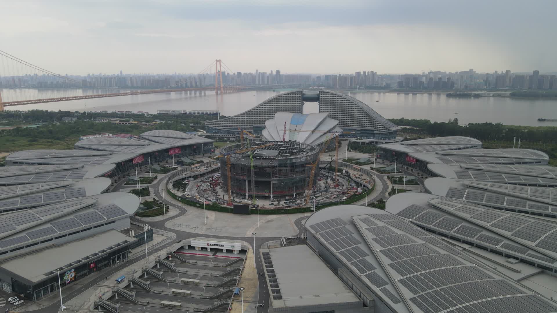武汉国际博览中心施工现场4K航拍视频的预览图