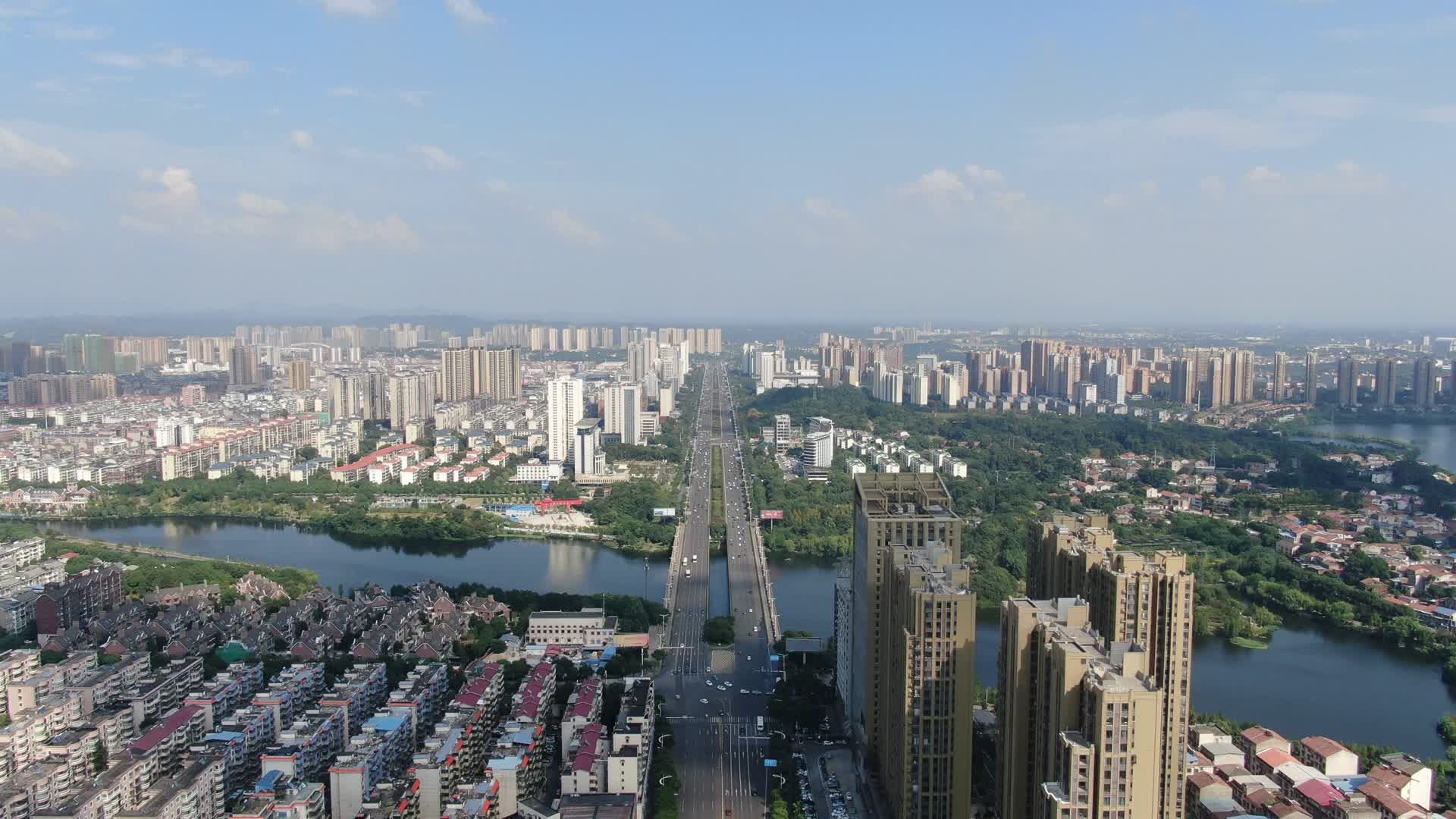 4K航拍湖南岳阳城市天际线视频的预览图