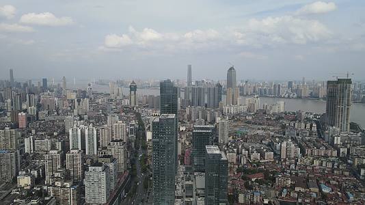 航拍湖北武汉城市高楼城市天际线车流视频的预览图