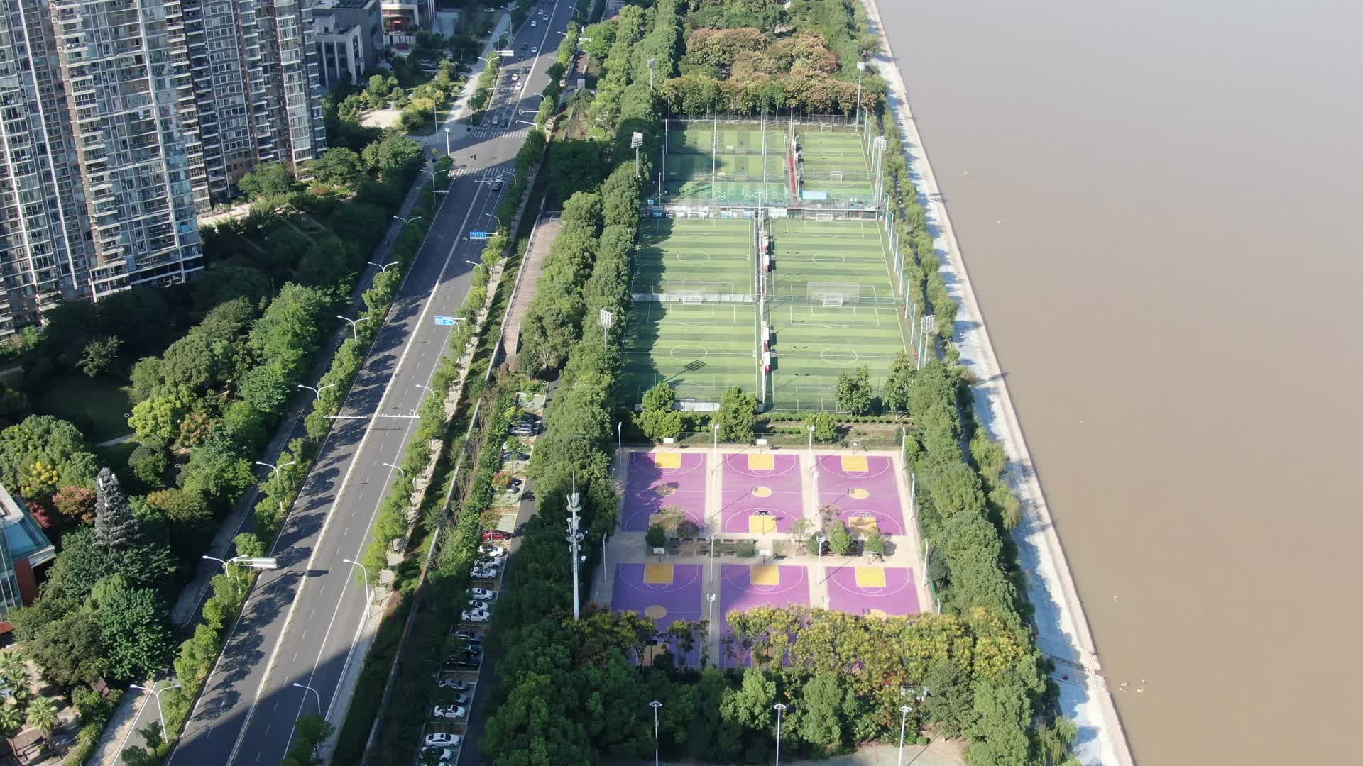 航拍武汉长江边运动场4K实拍视频的预览图