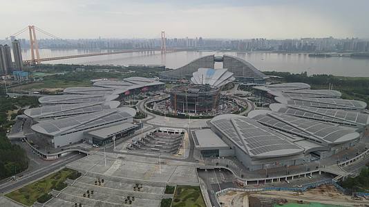 4k航拍湖北武汉国际博览中心建筑施工视频的预览图