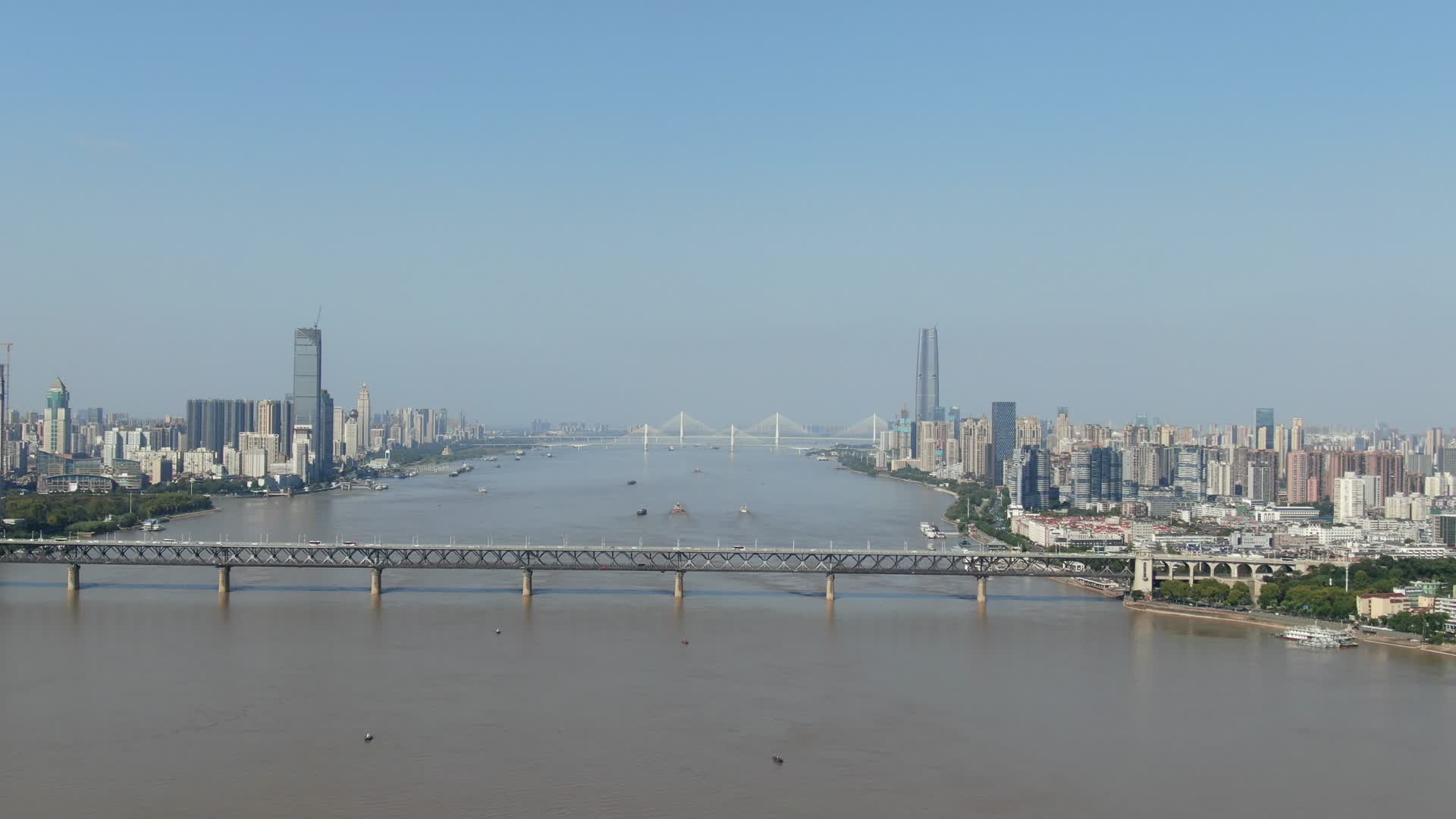 航拍湖北武汉长江大桥视频的预览图