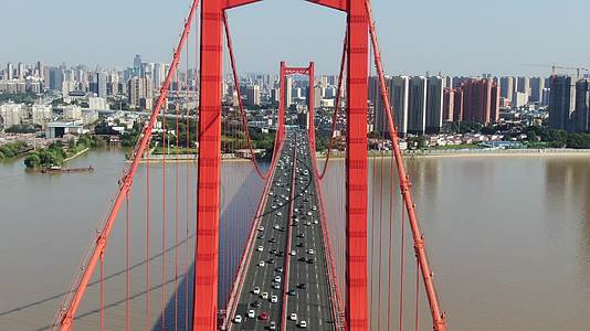 湖北武汉鹦鹉洲长江大桥航拍视频的预览图