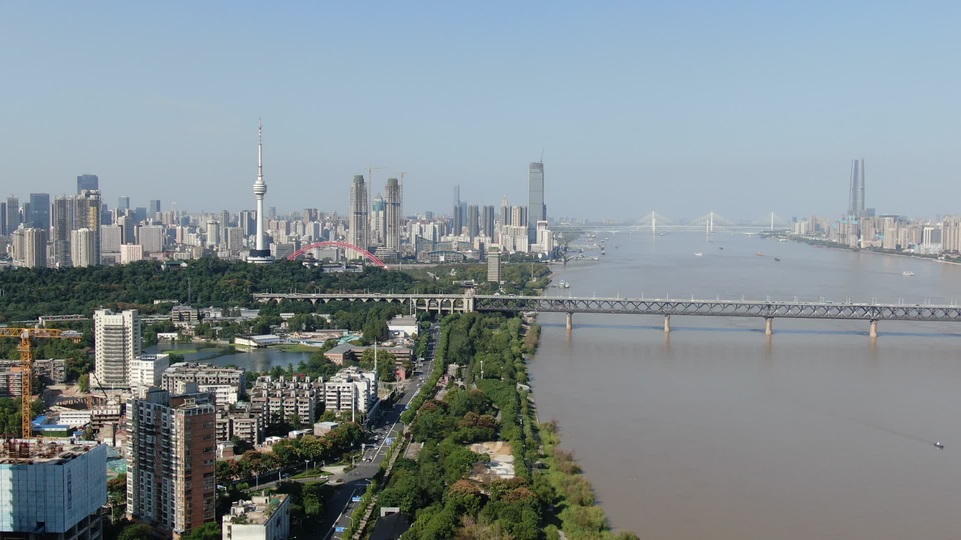 湖北武汉长江大桥航拍视频的预览图