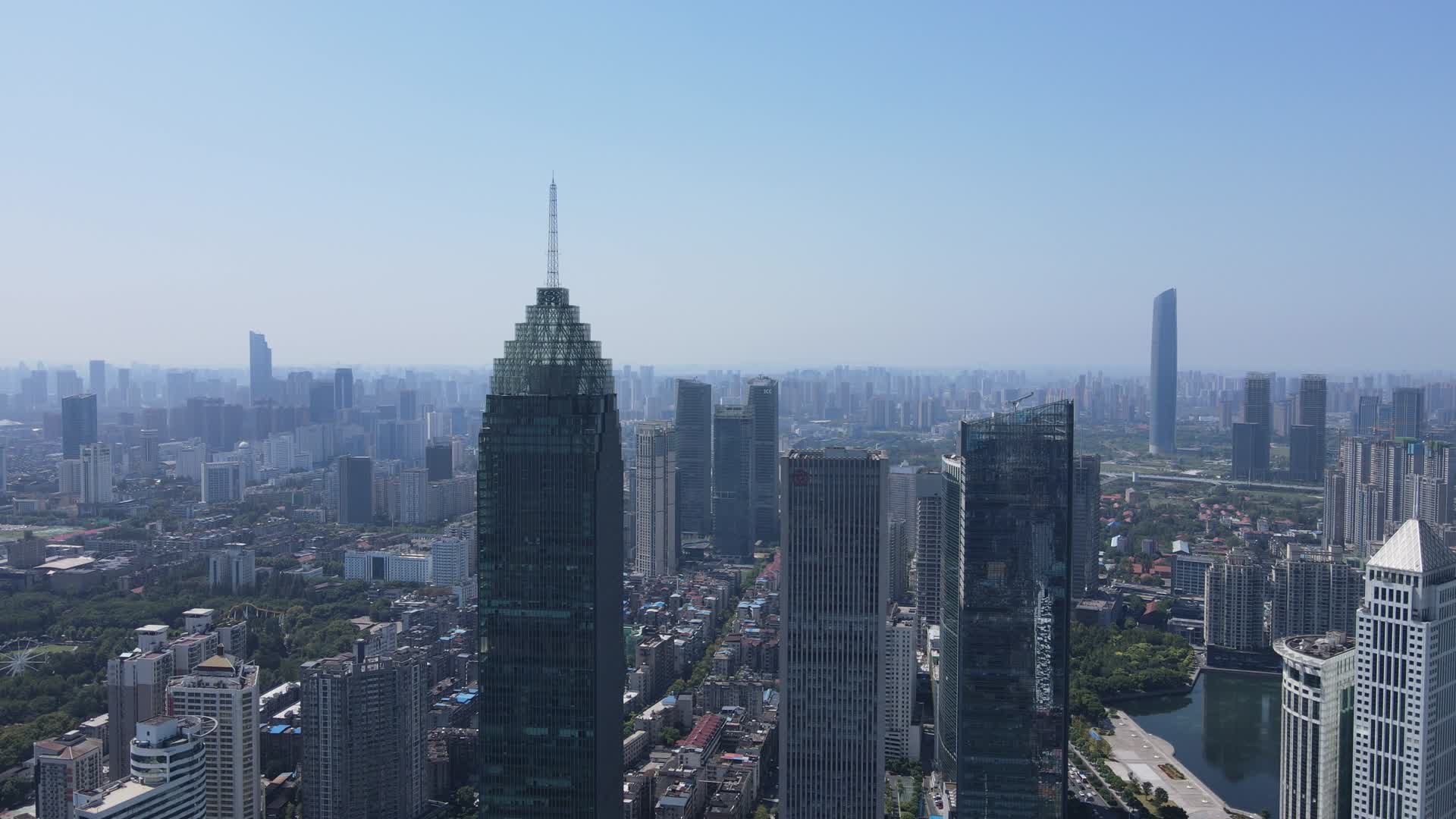 4K湖北武汉民生银行大厦写字楼航拍商务建筑视频的预览图