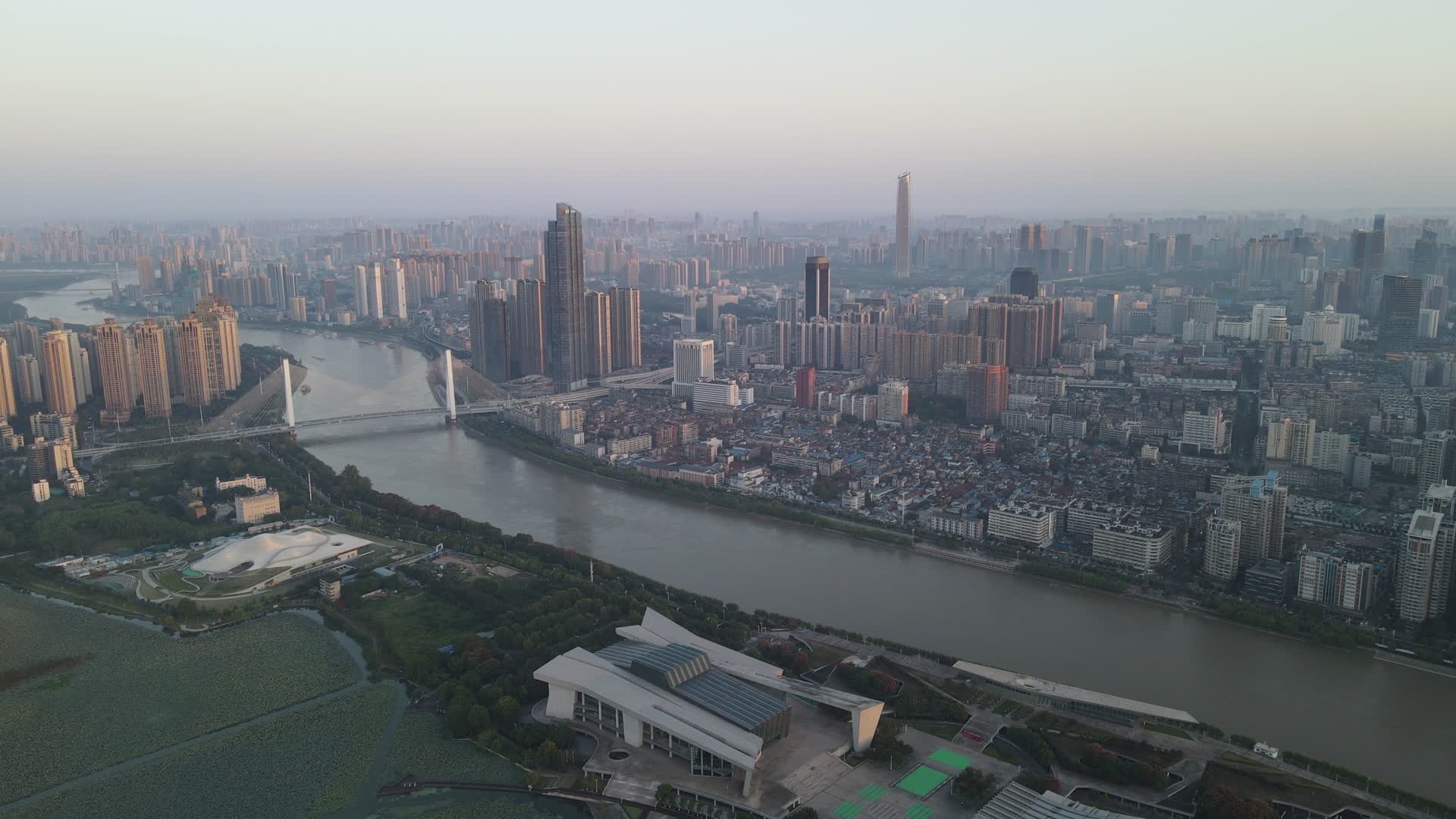 航拍湖北武汉汉江清晨迷雾风光实拍4K视频的预览图