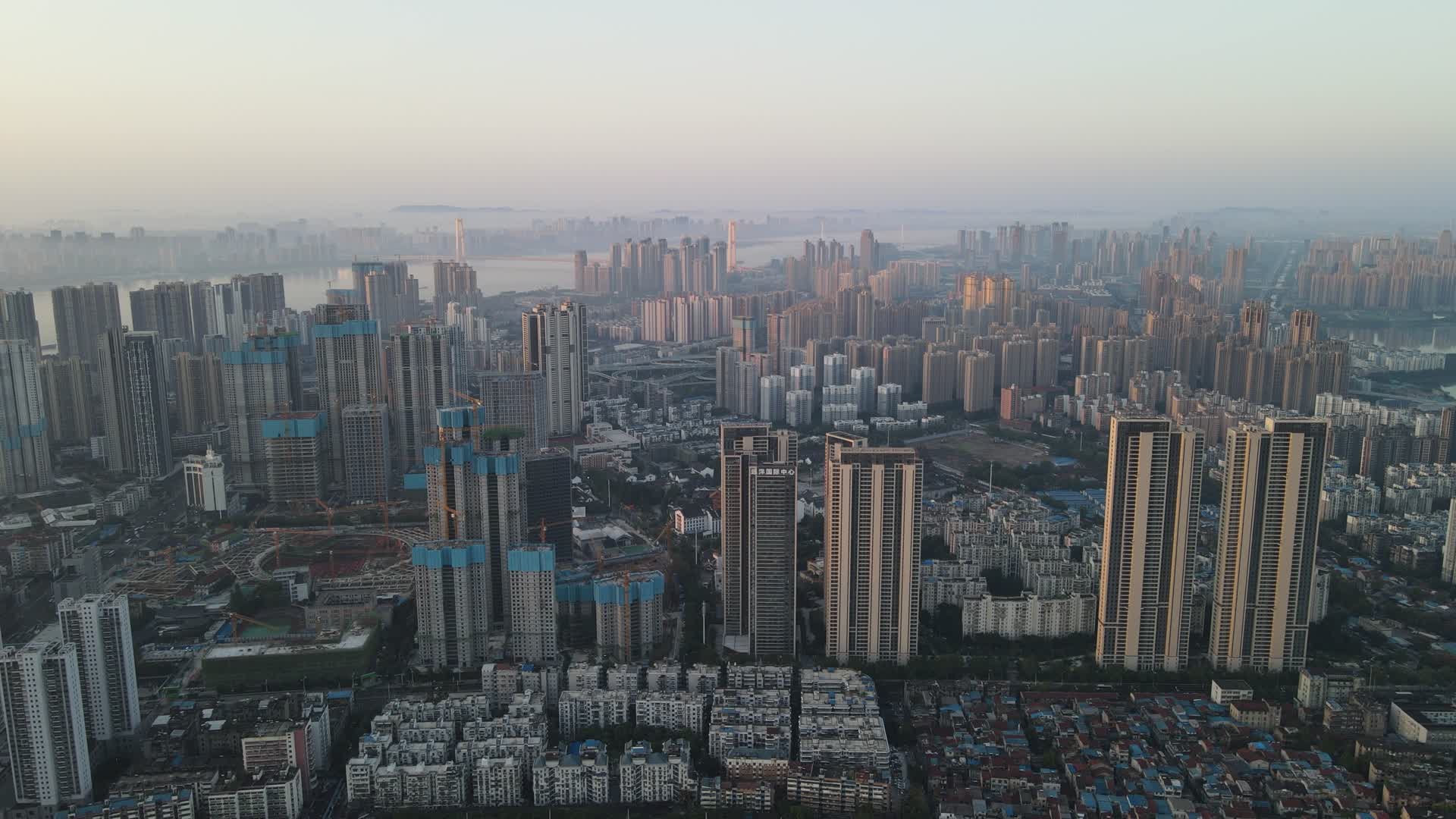 航拍武汉城市清晨迷雾朦胧视频的预览图