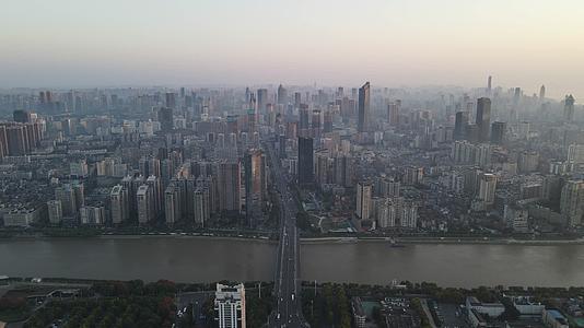 武汉城市清晨迷雾朦胧雾霾污染航拍视频的预览图