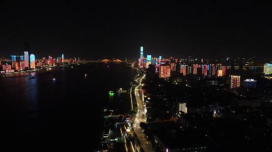 航拍武汉长江夜景灯光秀视频的预览图