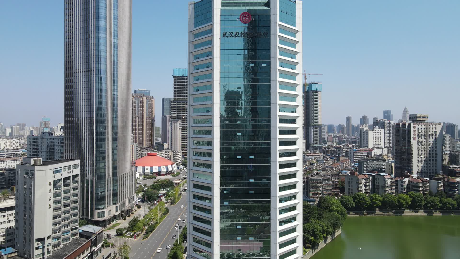 航拍湖北武汉金融中心高楼林立视频的预览图