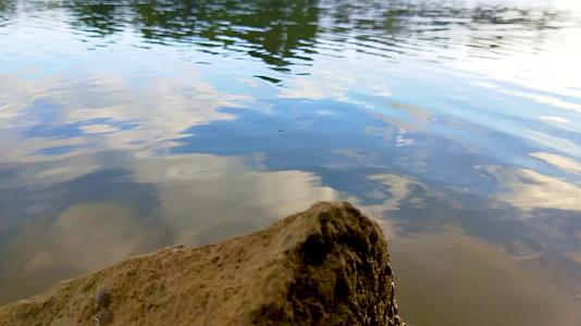 4K碧水蓝天清澈湖面视频的预览图