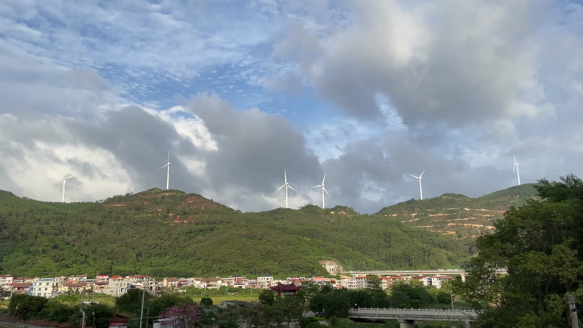 台风天山村风电4K实拍视频视频的预览图
