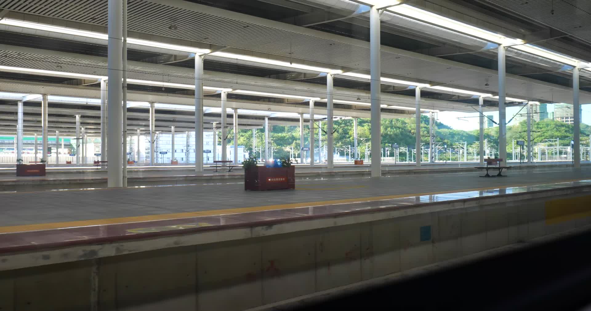4K高铁站和谐号入站视频的预览图