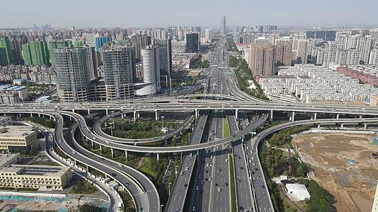 城市高架立交桥拥堵的交通4K航拍视频的预览图