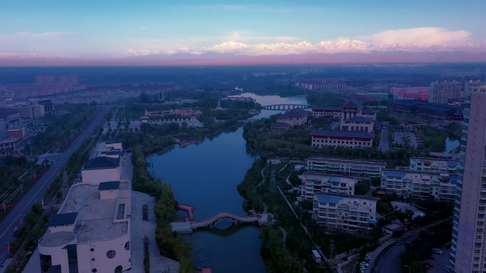 航拍新疆阿克苏市多浪河视频的预览图