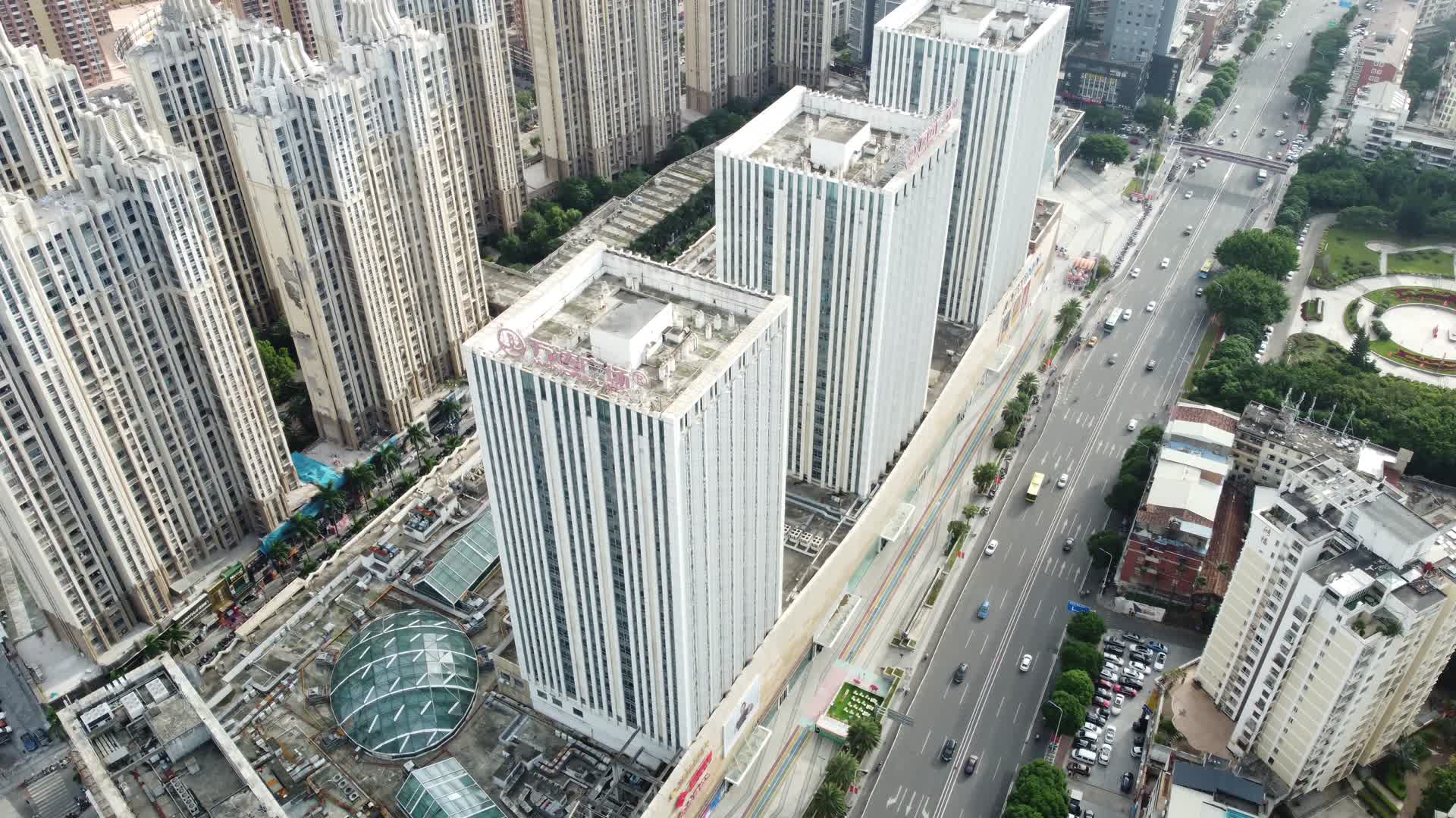 航拍莆田市万达高楼群4K实拍视频视频的预览图