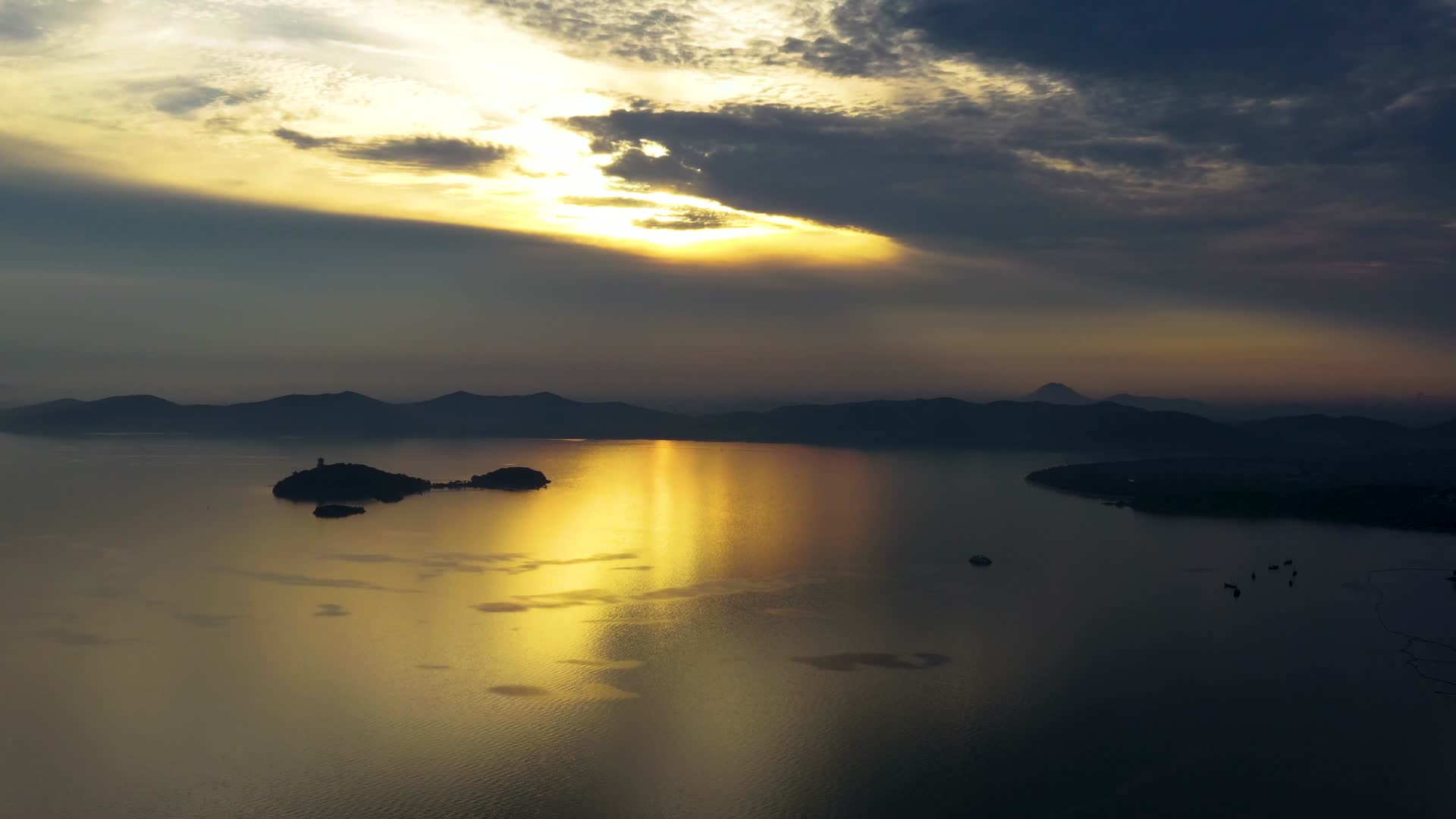 无锡太湖夕阳航拍视频视频的预览图
