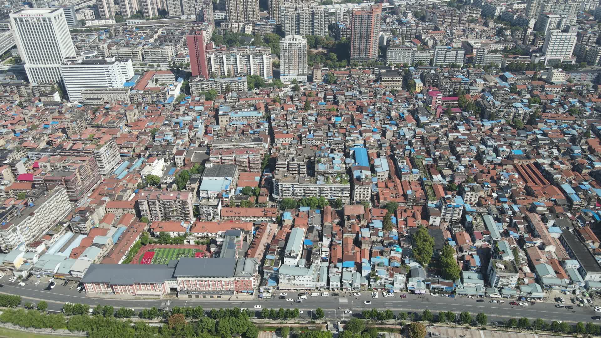 湖北武汉城市中的老城区4K航拍视频的预览图