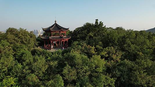 杭州吴山景区江湖汇观航拍4K风景视频视频的预览图