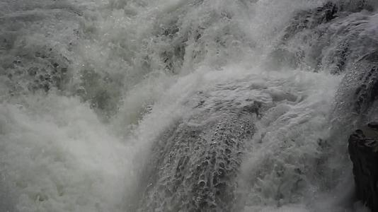 湖北省利川市腾龙洞AAAAA级景区瀑布河流视频的预览图