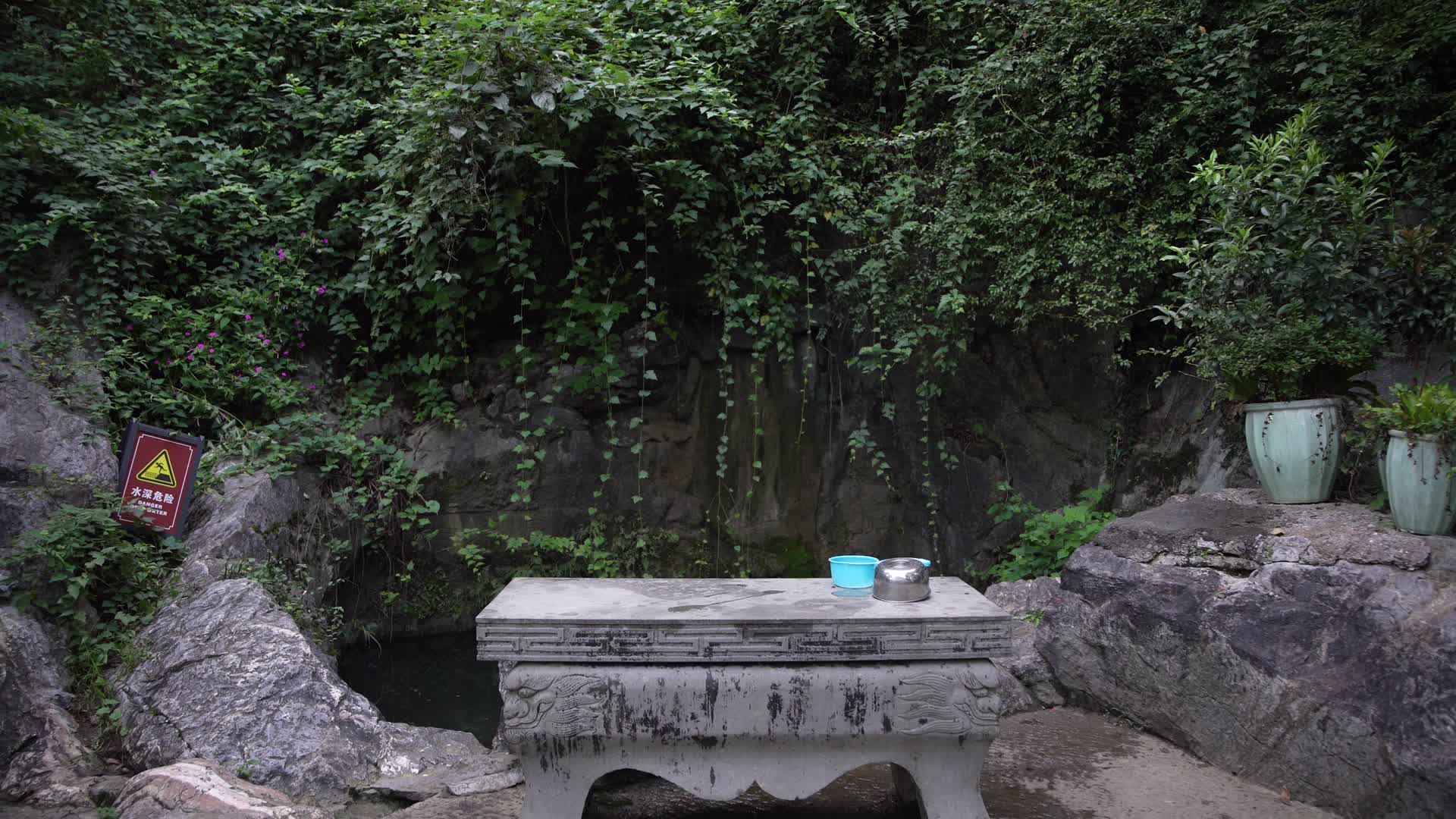 杭州吴山景区泼水观音4K风景视频视频的预览图