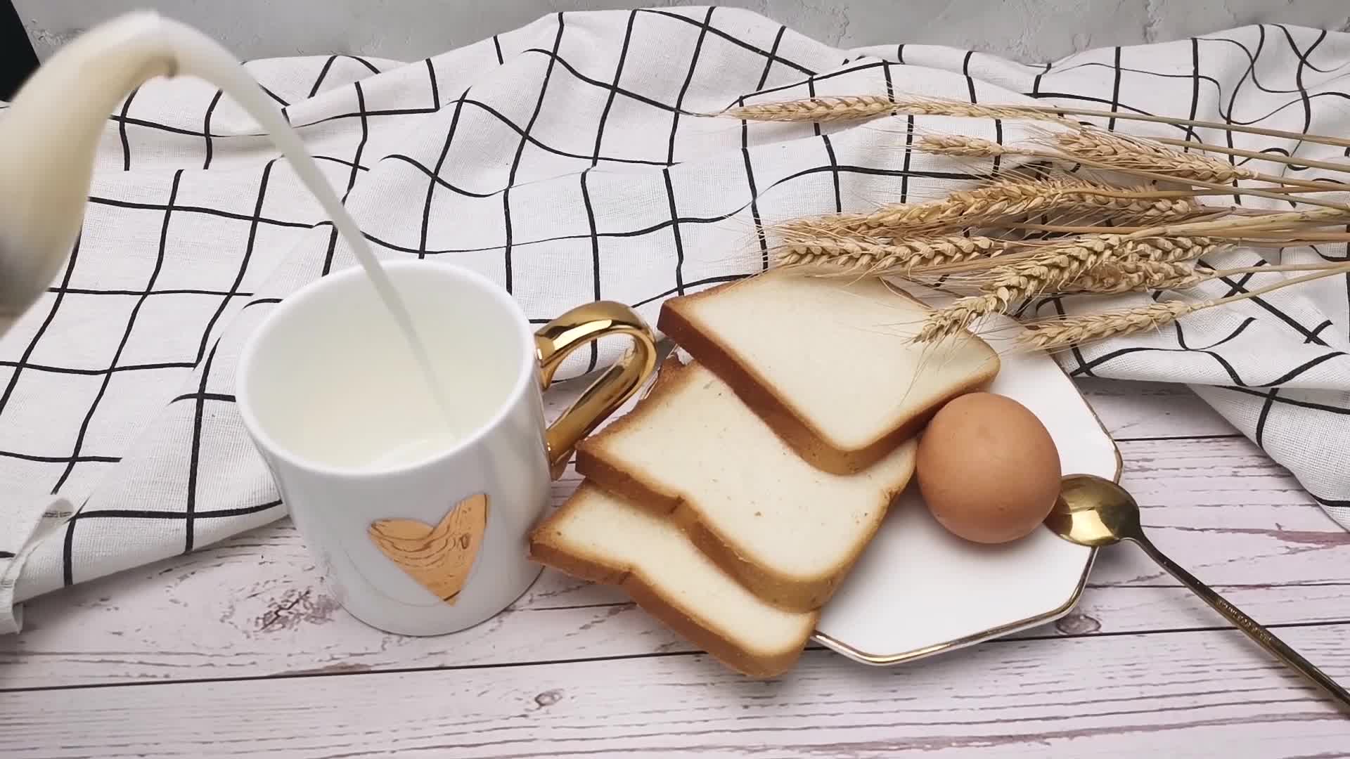 高清视频牛奶面包马克杯倒入牛奶视频的预览图