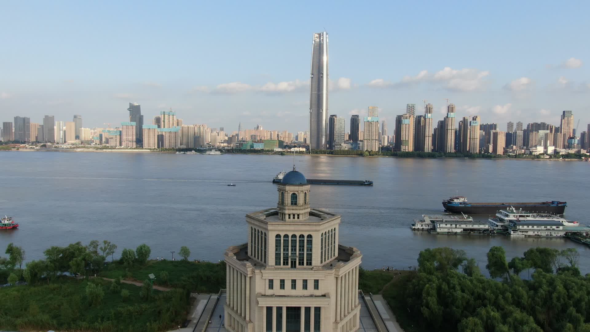 湖北武汉长江风光4K航拍视频的预览图