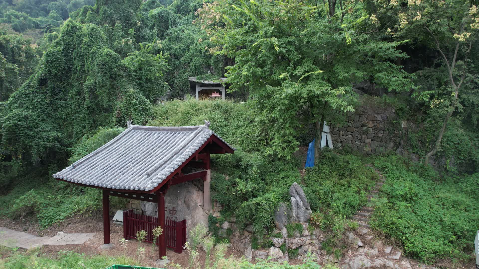 杭州凤凰山风景区圣果寺遗址航拍4K视频视频的预览图