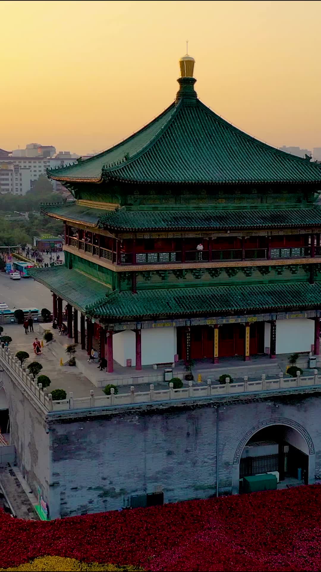 黄昏日落西安钟楼航拍视频视频的预览图