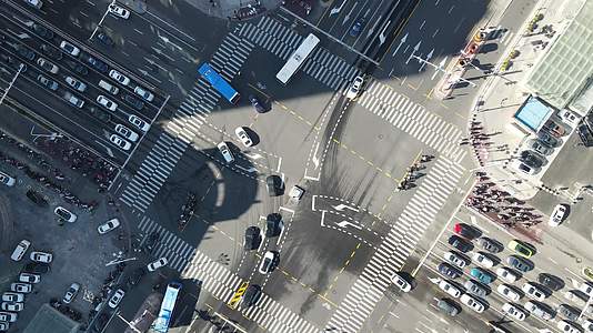城市十字交叉路口拥堵的交通4K航拍视频的预览图