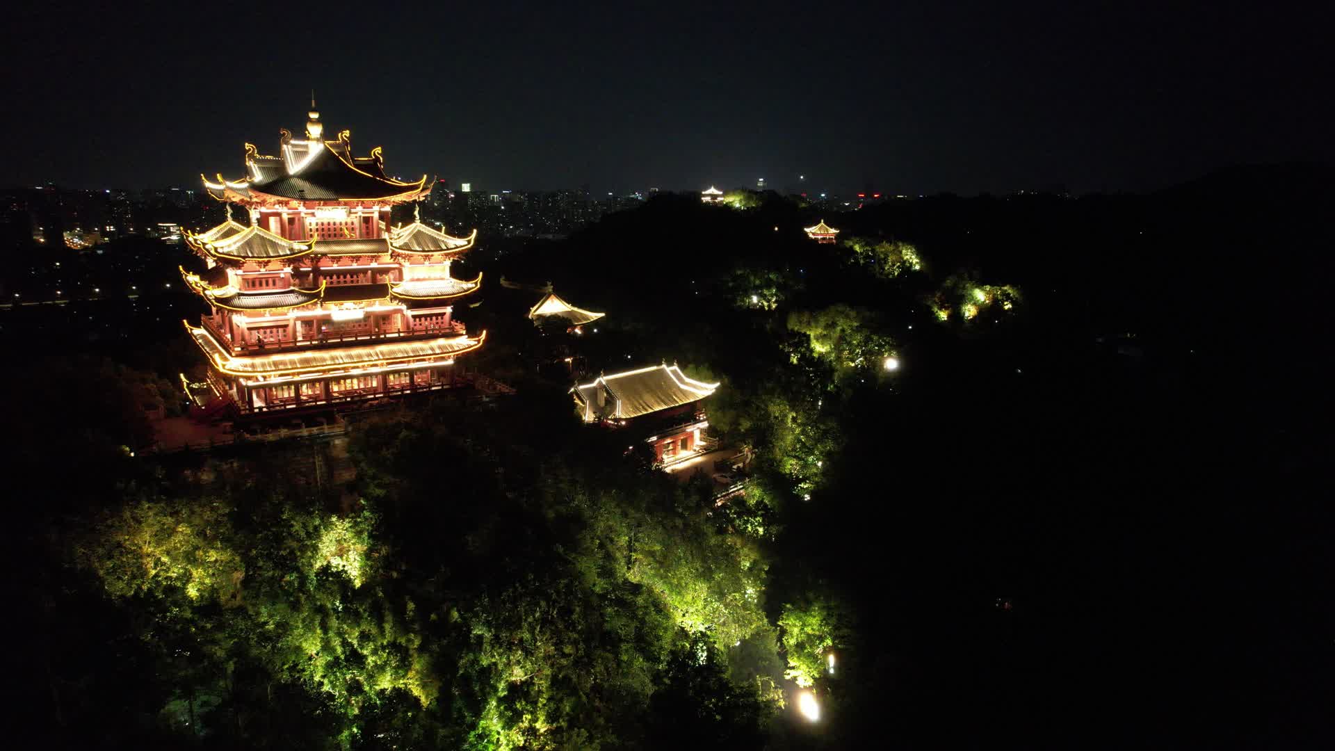 杭州吴山景区城隍阁景区航拍夜景4K风景视频视频的预览图