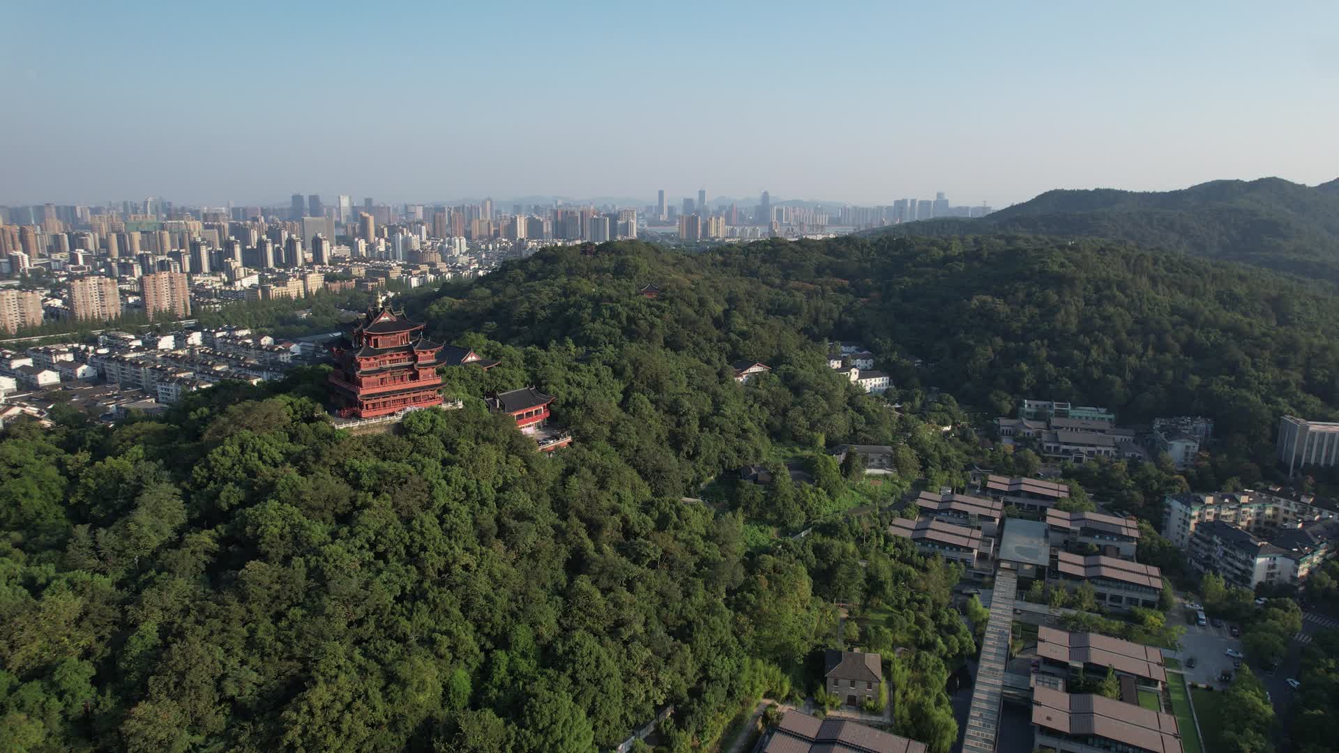杭州吴山景区城隍阁景区航拍4K风景视频视频的预览图