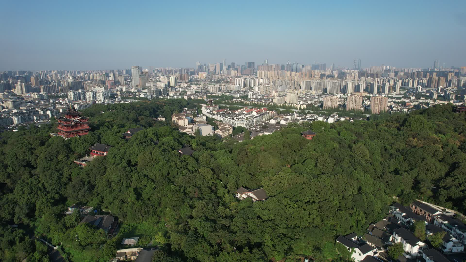 杭州吴山景区城隍阁景区航拍4K风景视频视频的预览图